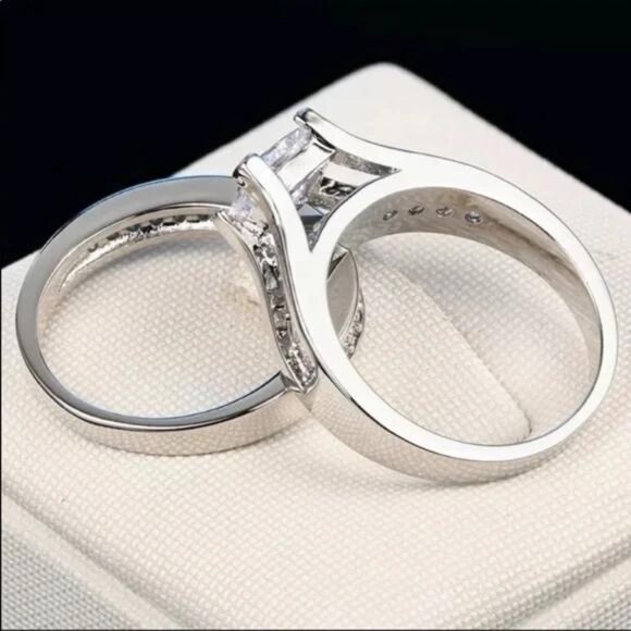 STERLING SILVER ENGAGEMENT DIAMOND SET RING, CUTE RING, SHINY RING. - Picture 4 of 6